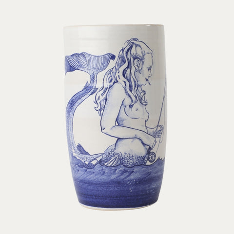 Riesen Krug 1,3 l – Angelnde Nixe – Kunst auf handgemachter Keramik