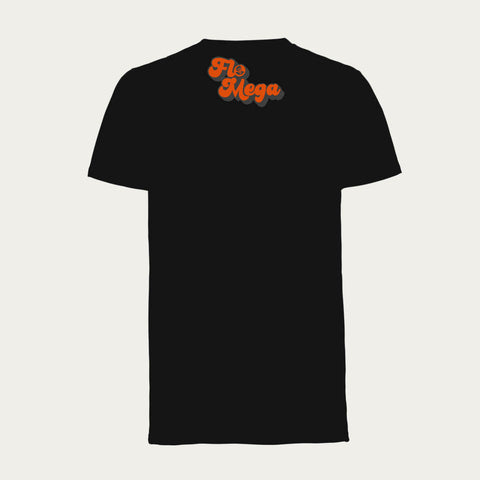 Rückseite eines schwarzen Unisex-T-Shirts mit kleinem »Flo Mega«-Print im Nackenbereich.