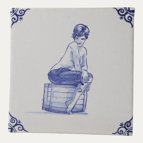 Fliese Dame auf Fass – Kunst auf handgemachter Keramik