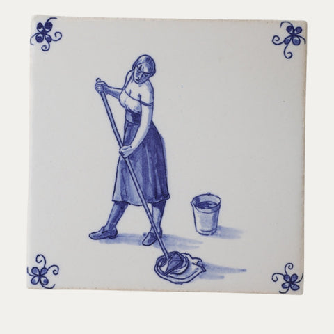 Fliese Wischerin – Kunst auf handgemachter Keramik
