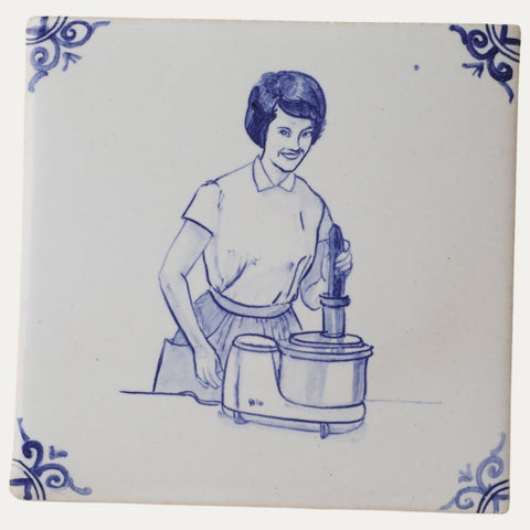 Fliese Gurkenschneiderin –  Kunst auf handgemachter Keramik