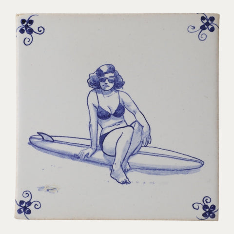 Fliese Surferin –  Kunst auf handgemachter Keramik