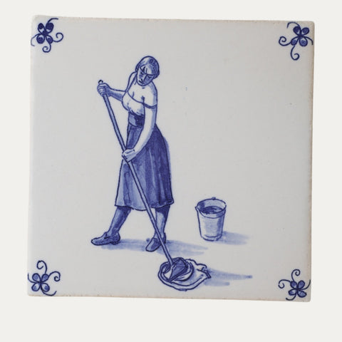 Fliese Wischerin –  Kunst auf handgemachter Keramik