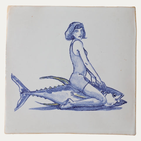 Fliese Lizzy auf Fisch –  Kunst auf handgemachter Keramik