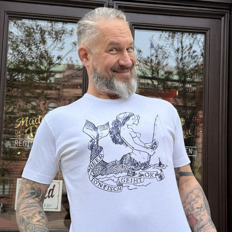 T-Shirt – Angelnde Nixe – weiß – Gregor Schöner