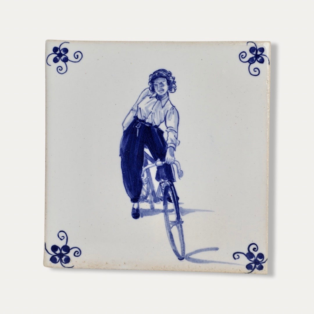 Fliese Rennradlerin – Kunst auf handgemachter Keramik